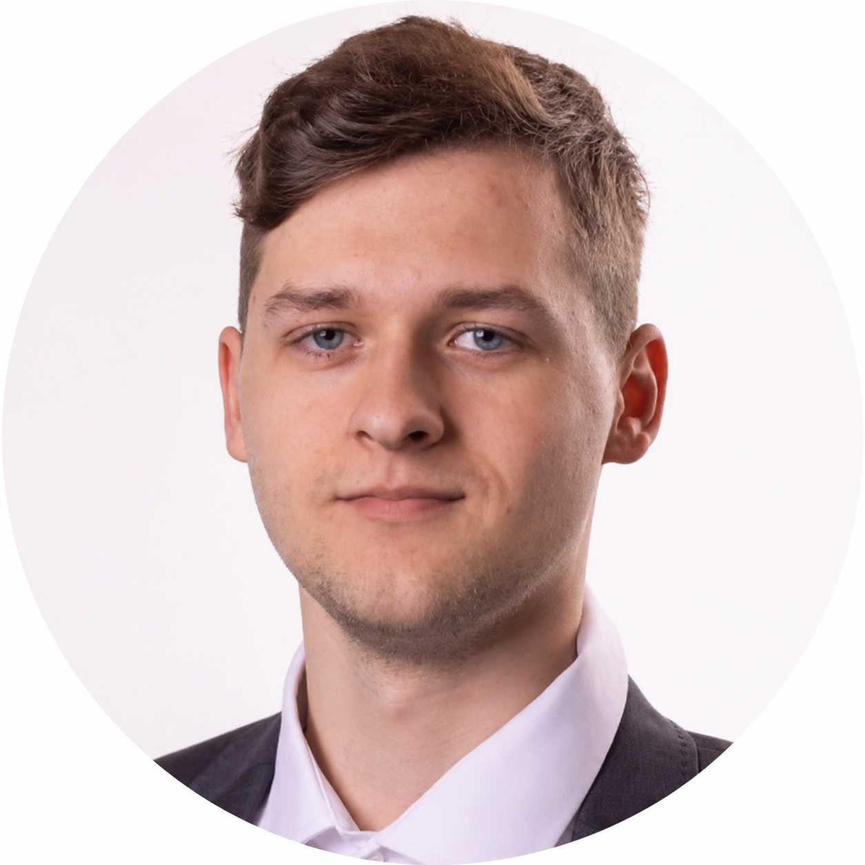 Jeremy Schäfer, Geschäftsführer der JDSK Software UG, Portraitfoto in professioneller Umgebung